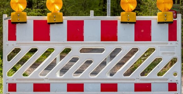 Sperrung des Bahnübergangs Benther Straße